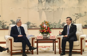 黄仁勋三度访华：以合规破局，在AI深水区寻找中美科技合作的“通关密钥”